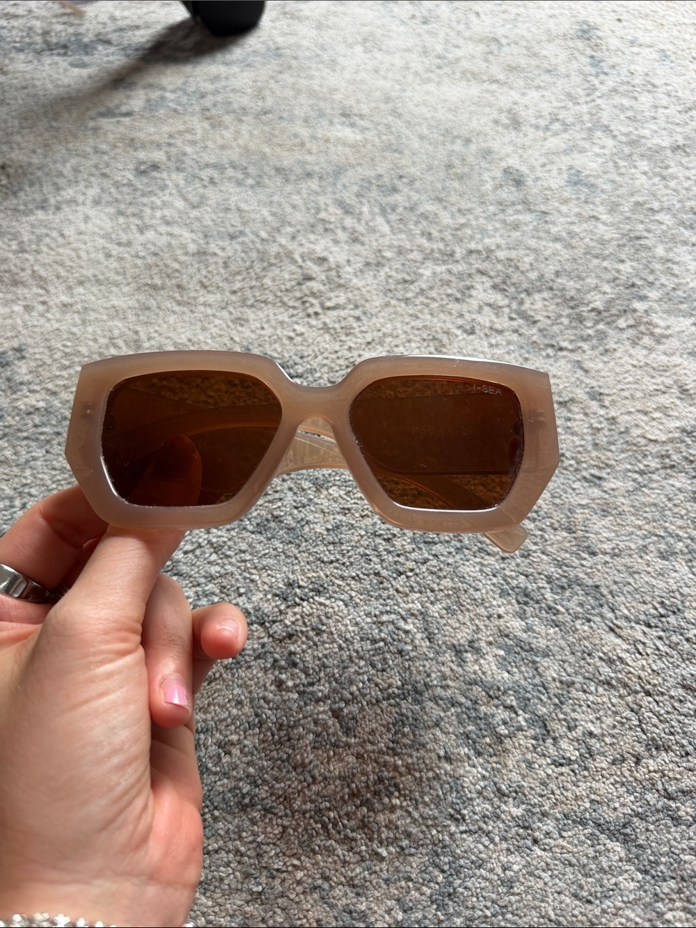 Stylish Beige Square Sunglasses - Women's Fashion Accessory
